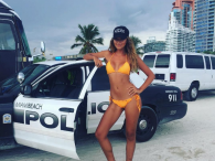 Sandra Kubicka policjantką w bikini